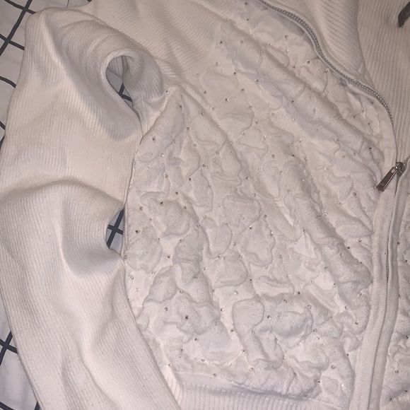 super cute white sweater with larger collar - Picture 7 of 12